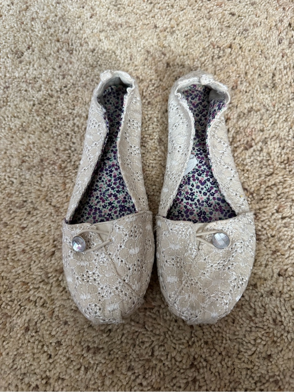 Girls slip on lace shoes 🤍